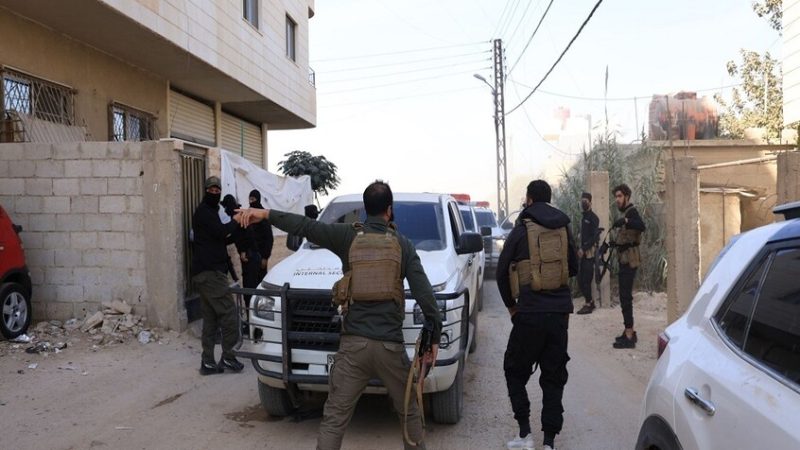 السلطات السورية تشن حملة اعتقالات استباقية لخلايا “داعش” النائمة قبيل لقاء الشرع مع ترامب (صور)