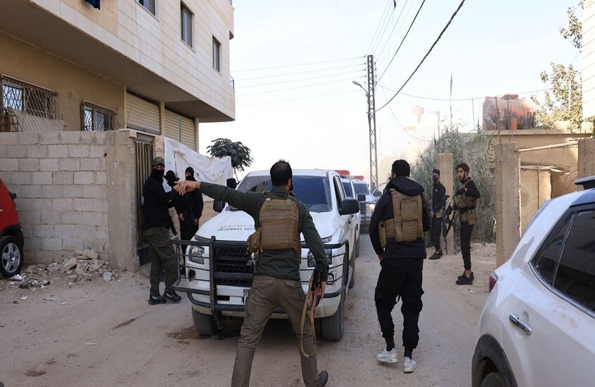 السلطات السورية تشن حملة اعتقالات استباقية لخلايا “داعش” النائمة قبيل لقاء الشرع مع ترامب (صور)