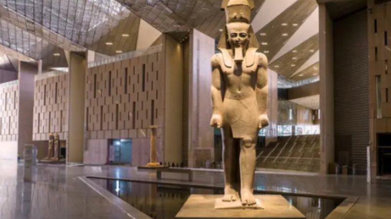 إعلامي مصري شهير يوجه سؤالا جريئا للدولة بعد افتتاح المتحف المصري الكبير