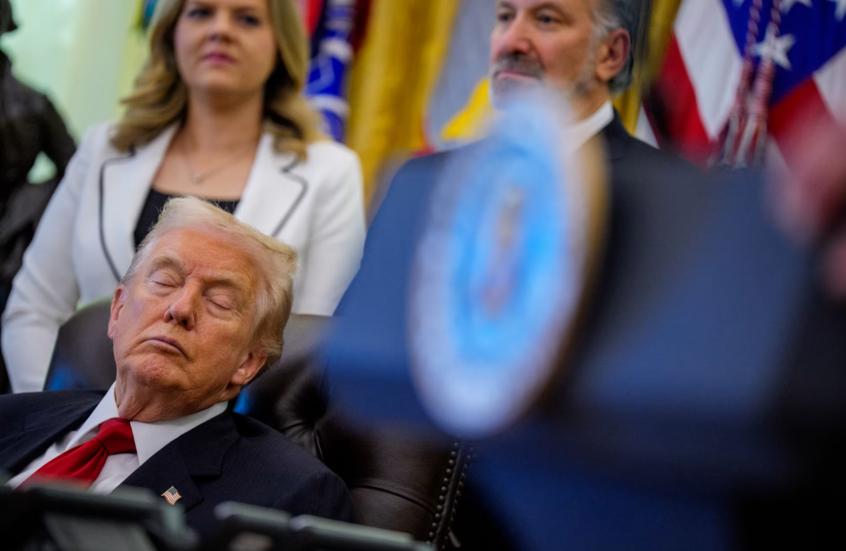 ضجة على السوشيال ميديا بعد ظهور ترامب نائما خلال مؤتمر صحفي! (فيديو)