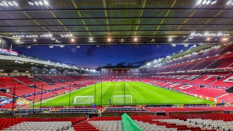 “المبيت” في مسرح الأحلام.. مانشستر يونايتد يفتح أبوابه أمام المشردين