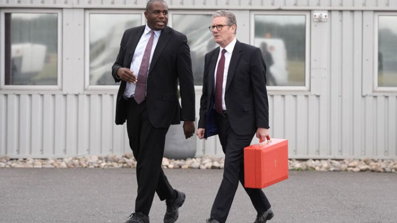 لامي يحذر ستارمر من الإفراط في رحلاته الخارجية وانشغاله عن معالجة أزمات الداخل البريطاني المتفاقمة