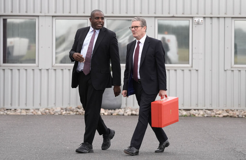 لامي يحذر ستارمر من الإفراط في رحلاته الخارجية وانشغاله عن معالجة أزمات الداخل البريطاني المتفاقمة