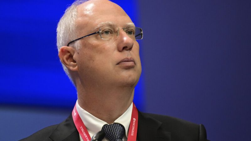 دميترييف يعلق على استقالة إدارة هيئة الإذاعة البريطانية