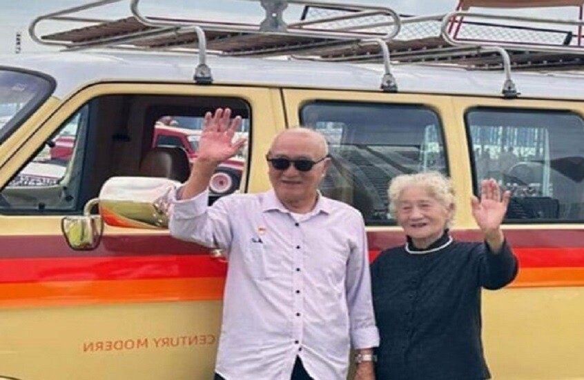 الصين من نافذة سيارة يقودها رجل فوق التسعين بصحبة زوجته