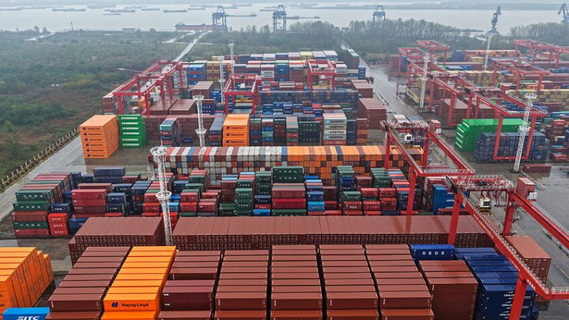 الصين تعلّق تحصيل الرسوم الخاصة بالموانئ على السفن الأمريكية لمدة عام