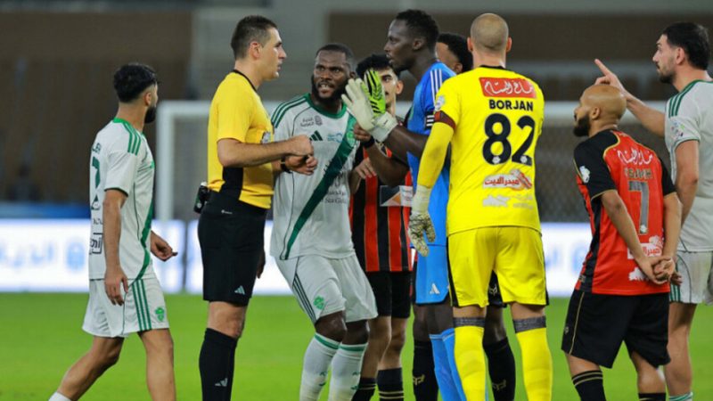 أهلي جدة يتخذ خطوات رسمية بعد جدل التحكيم في مباراة الرياض