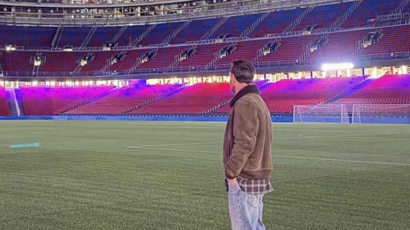 بخطوة مفاجئة ورسالة مؤثرة.. ميسي في قلب ملعب “كامب نو” (فيديو – صور)