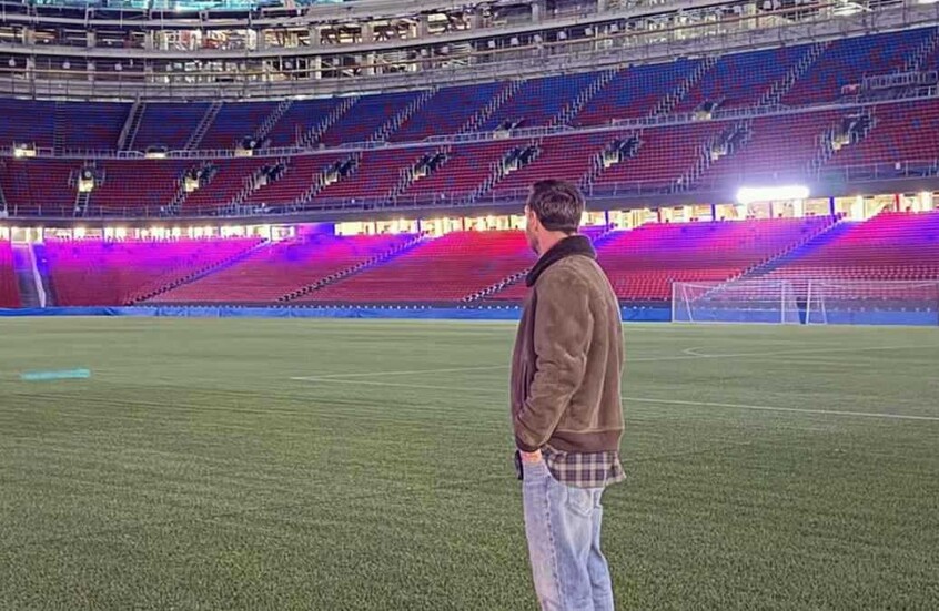 بخطوة مفاجئة ورسالة مؤثرة.. ميسي في قلب ملعب “كامب نو” (فيديو – صور)