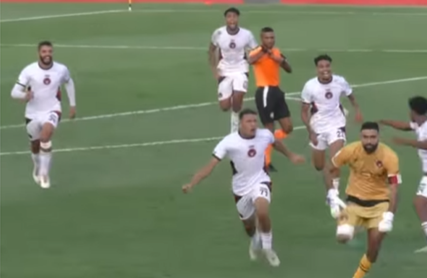 حارس مرمى مغربي يسجل هدفا “قاتلا” وينقذ فريقه من الخسارة (فيديو)