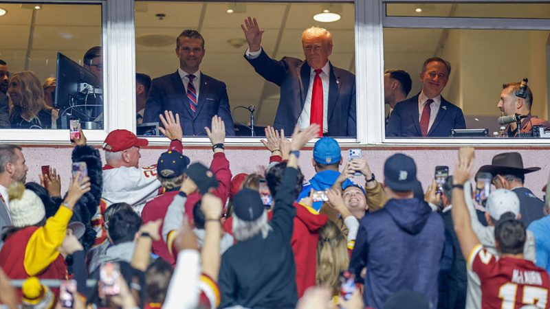 هتافات الاستهجان تطغى على حضور ترامب لمباراة NFL (فيديو)