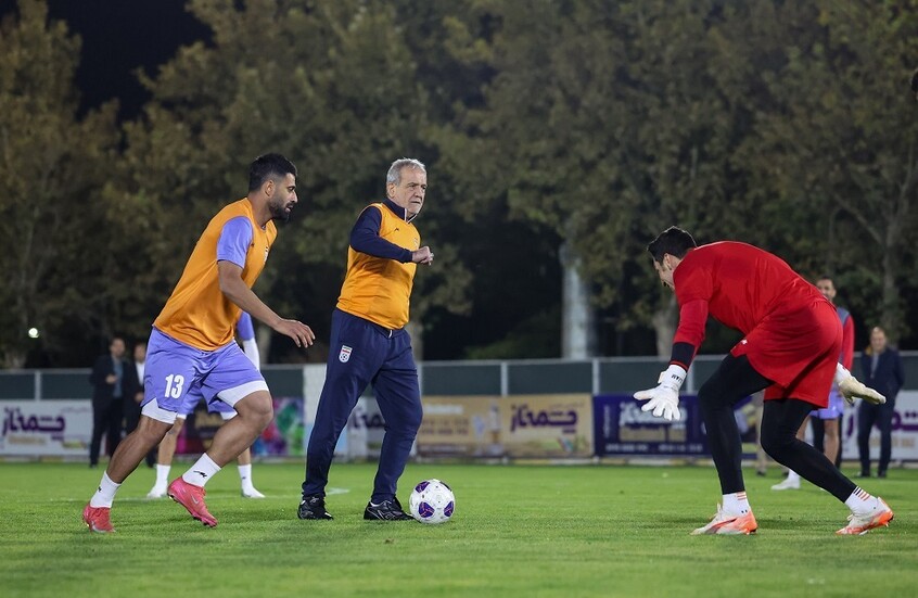 بزشكيان يشارك في تدريبات المنتخبات الوطنية.. لعب رمزي وتحفيز معنوي (صور)