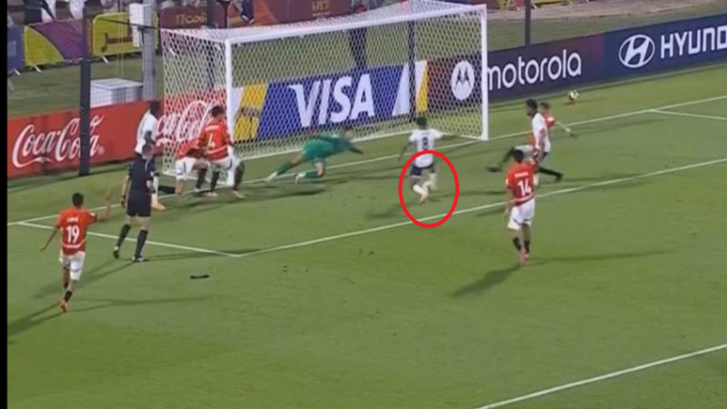 تصدٍّ خرافي من عمر عبد العزيز يخطف الأنظار في مواجهة مصر وإنجلترا (فيديو)