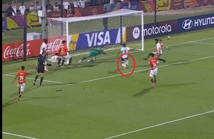 تصدٍّ خرافي من عمر عبد العزيز يخطف الأنظار في مواجهة مصر وإنجلترا (فيديو)