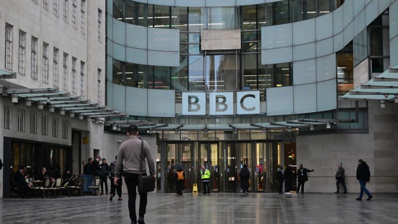 استطلاع رأي.. نصف البريطانيين يعتقدون أن هيئة الإذاعة البريطانية “BBC” متحيزة سياسيا