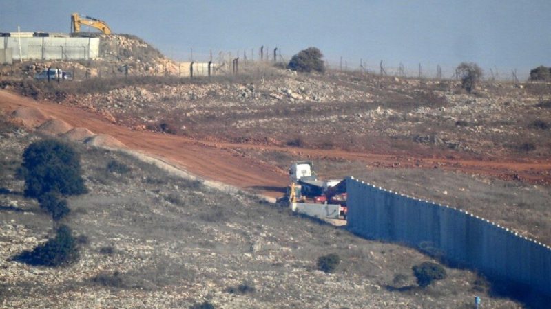 الجيش الإسرائيلي يبني جدارا اسمنتيا في عمق الأراضي اللبنانية (صور + فيديو)
