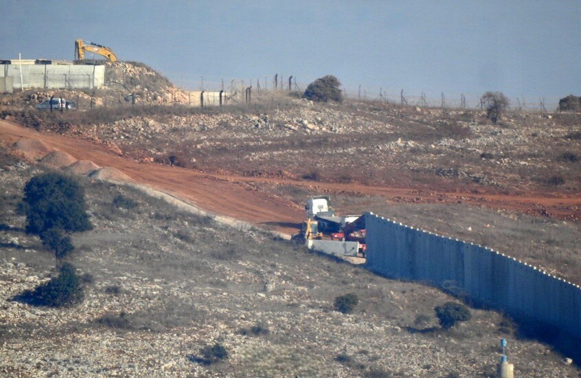 الجيش الإسرائيلي يبني جدارا اسمنتيا في عمق الأراضي اللبنانية (صور + فيديو)