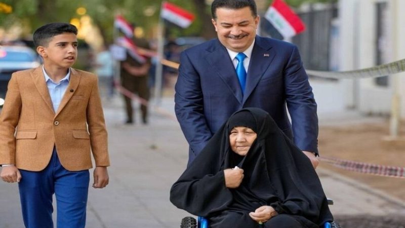 السوداني يُصوّت في الانتخابات برفقة والدته (فيديو+صور)