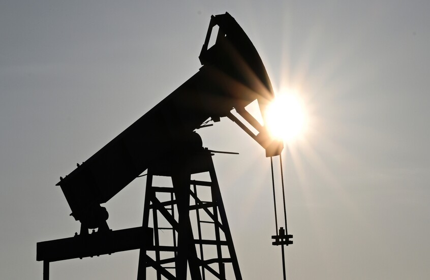 أسعار النفط تهبط بضغط من مخاوف الفائض