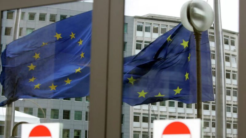 “بوليتيكو”: نواب أوروبيون يرفعون دعوى ضد البرلمان بسبب فضائح صفقات لقاحات “كورونا”