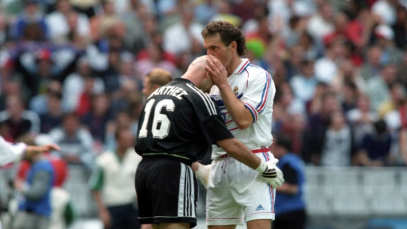 بارتيز وقبلة بلان.. لا أحد لمس رأس “الأصلع المبارك” بعدها!