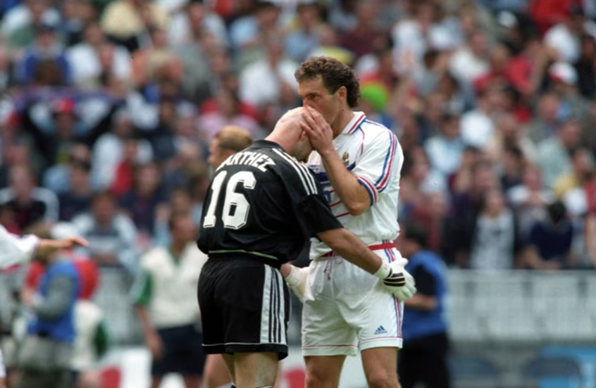 بارتيز وقبلة بلان.. لا أحد لمس رأس “الأصلع المبارك” بعدها!