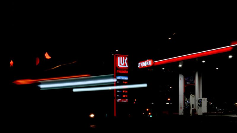 “بلومبرغ”: الدول الأوروبية دخلت في صراع الضواري للاستحواذ على أصول “لوك أويل” الروسية