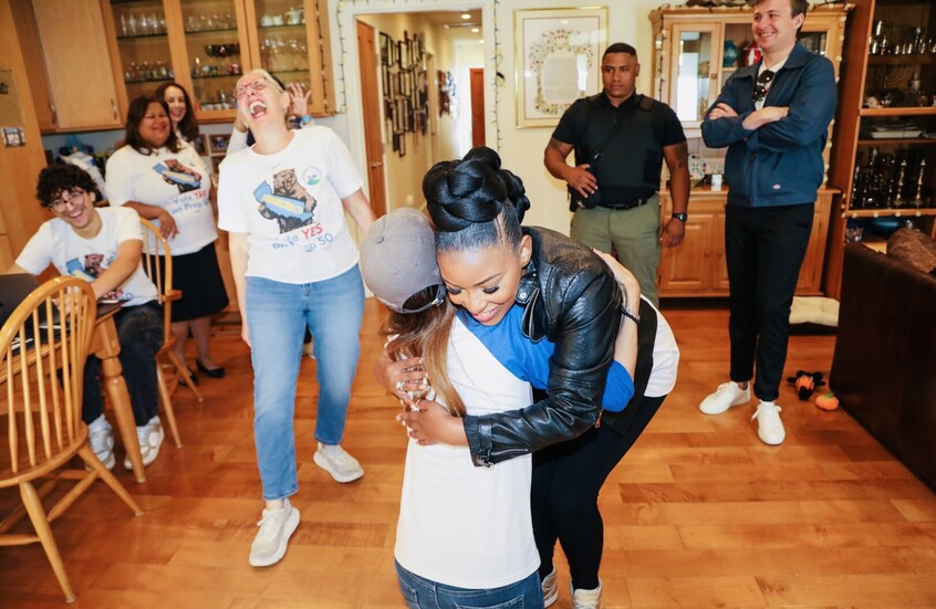 مذيعة أمريكية تسجد وتقبل حذاء نائبة ديمقراطية وتثير الانتقادات على الإنترنت (صور + فيديو)