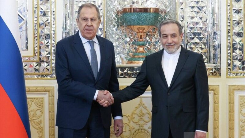 لافروف يبحث مع عراقجي العلاقات الثنائية والقضايا الإقليمية