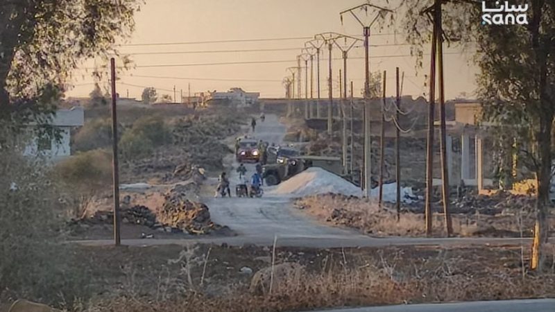 بالفيديو.. قوات إسرائيلية تمنع المارّة من العبور وترفع حواجز ترابية بريف القنيطرة جنوبي سوريا