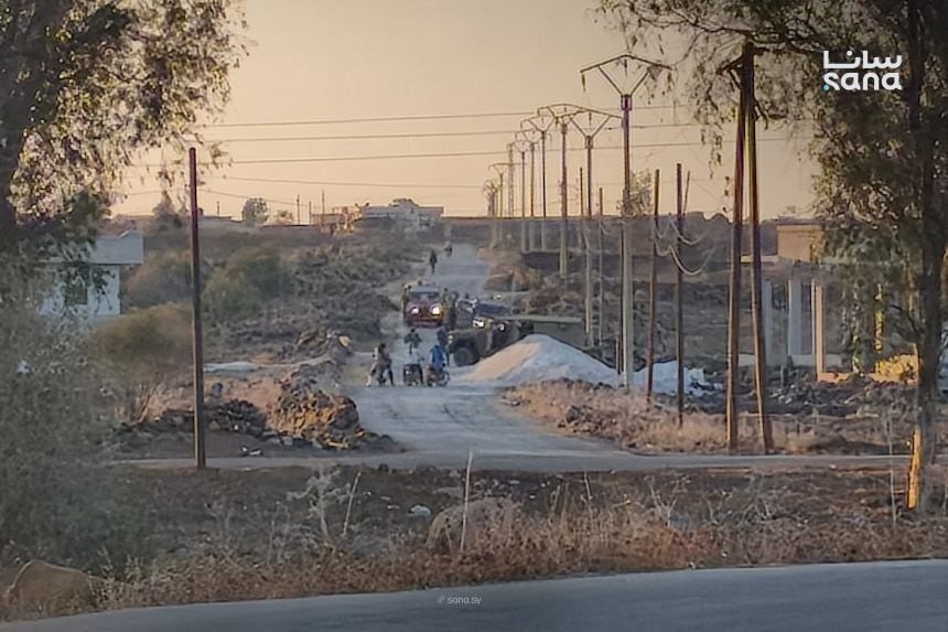 بالفيديو.. قوات إسرائيلية تمنع المارّة من العبور وترفع حواجز ترابية بريف القنيطرة جنوبي سوريا