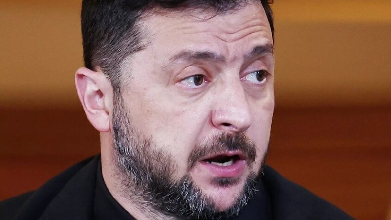 إعلام: زيلينسكي وأجهزة مكافحة الفساد الأوكرانية على شفا الحرب