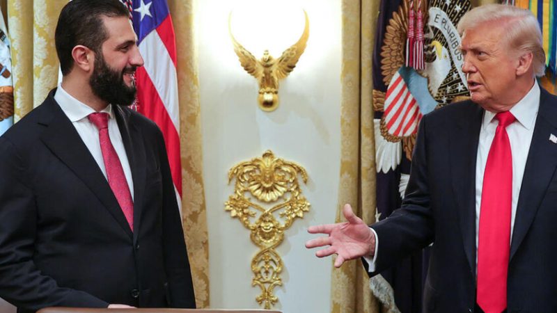 من فكاهة العصور الوسطى إلى الدبلوماسية.. قصة المزحة التي جمعت ترامب بالشرع (فيديو)