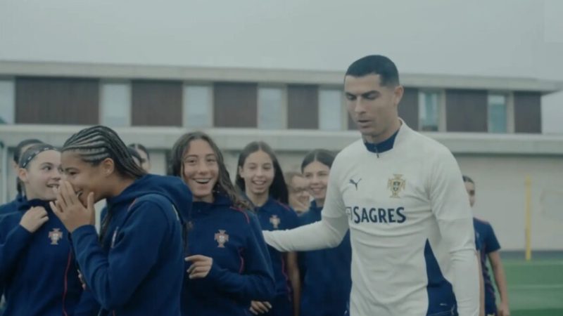 “كأنه من فيلم”.. رونالدو يفاجئ منتخب فتيات البرتغال بلحظة ستبقى في الذاكرة (فيديو)