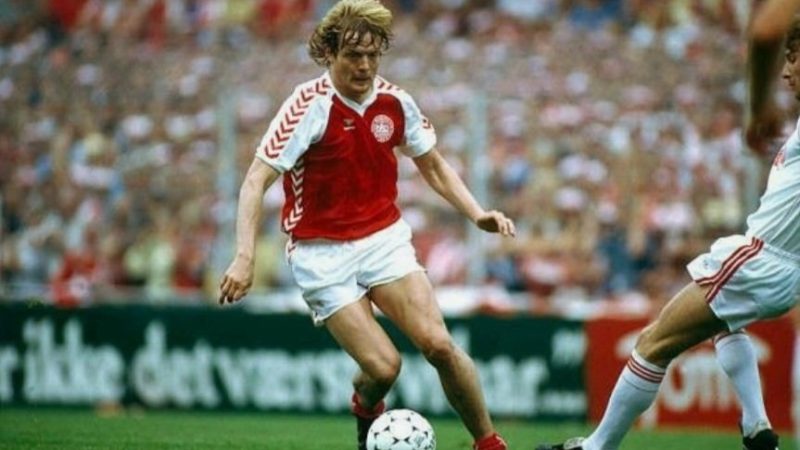 عجائب كرة القدم.. النجم الذي لعب مباراتين رسميتين لمنتخبه وناديه في يوم واحد وفي بلدين مختلفين