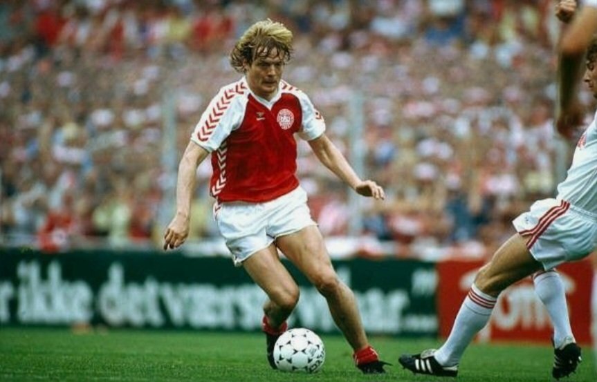 عجائب كرة القدم.. النجم الذي لعب مباراتين رسميتين لمنتخبه وناديه في يوم واحد وفي بلدين مختلفين