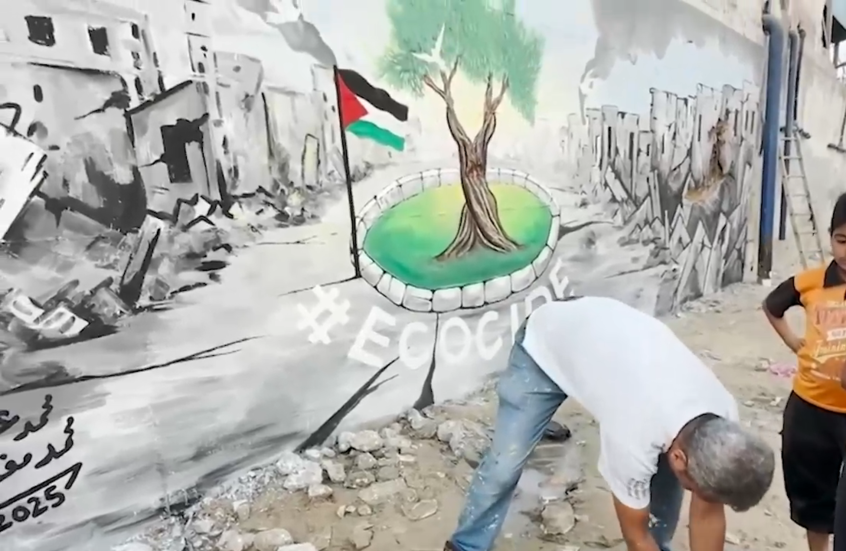 نشطاء من غزة يرسمون جدارية تندد بالإبادة البيئية وتوجه رسالة إلى مؤتمر المناخ في البرازيل (فيديو)
