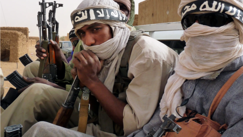 مالي.. جماعة مرتبطة بالقاعدة تُحوّل الاختطاف إلى أداة استراتيجية لعزل باماكو وتقويض الاقتصاد الوطني
