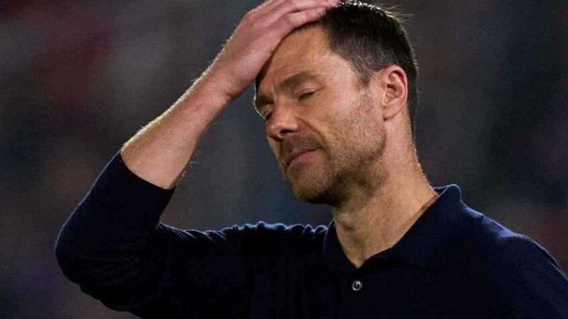 مسؤول بارز في ريال مدريد ينقلب على تشابي ألونسو ويدعم اللاعبين بشكل سري (فيديو)