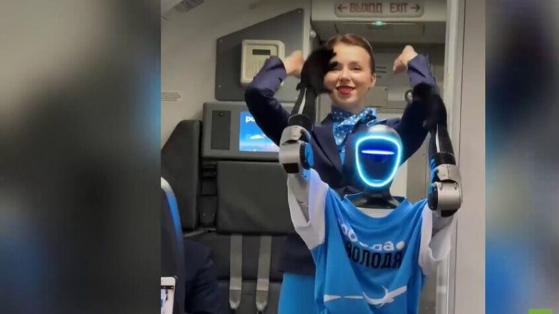 الناقلة الروسية “بوبيدا” تختبر أول روبوت كمضيف جوي في العالم على متن رحلتها