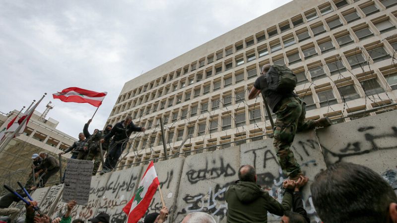 مصرف لبنان يبدأ إجراءات وقائية مشددة على المؤسسات المالية