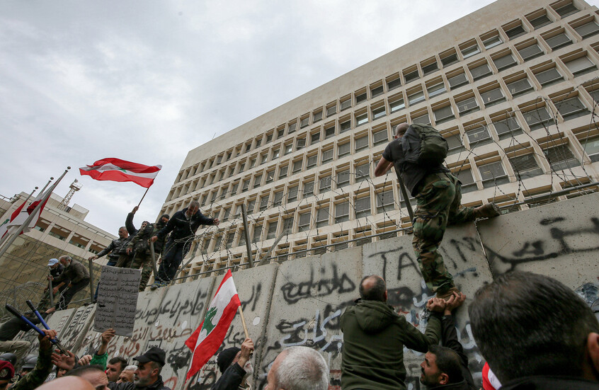 مصرف لبنان يبدأ إجراءات وقائية مشددة على المؤسسات المالية