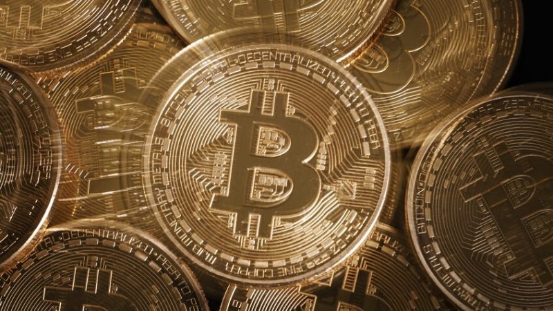 عملة “البيتكوين” تتراجع إلى أدنى مستوى في ستة أشهر