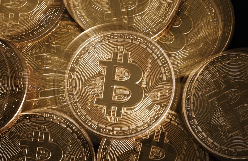 عملة “البيتكوين” تتراجع إلى أدنى مستوى في ستة أشهر