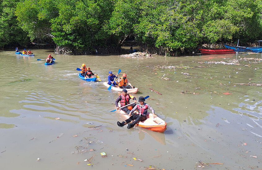 إندونيسيا… انهيارات أرضية بجزيرة جاوة تخلف 3 قتلى و 20 مفقودا