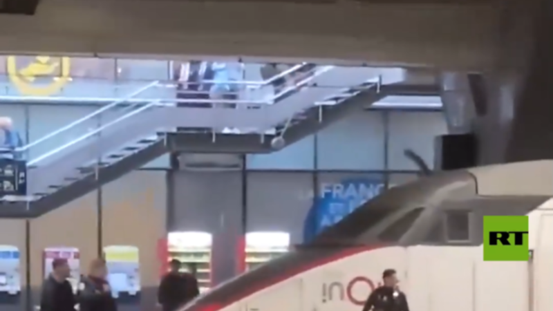 فرنسا.. مقتل مسلح بسكين في محطة قطارات مونبارناس بالعاصمة باريس (فيديو)