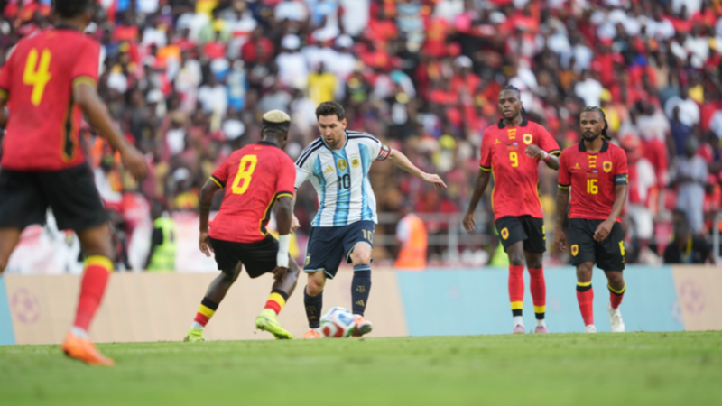 ميسي يقود الأرجنتين لانتزاع فوز مثير من أنغولا (فيديو)