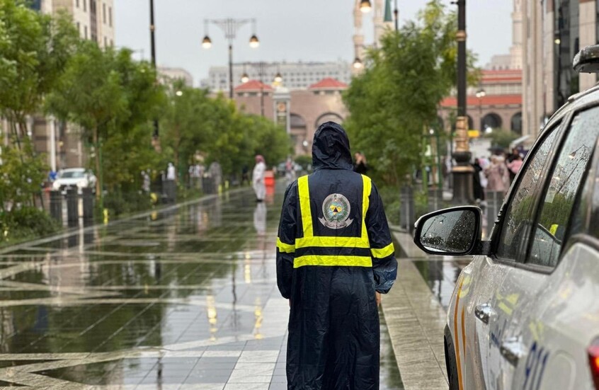السماء تتفجر غيثا.. السعودية تشهد أمطارا غزيرة بعد يوم من صلاة الاستسقاء( فيديو )