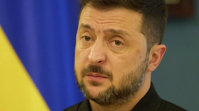 سياسي فنلندي يدعو زيلينسكي إلى إلغاء حظر التفاوض مع روسيا