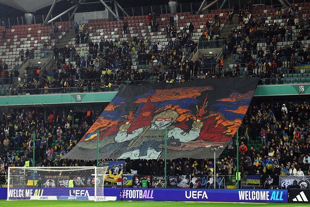 روسيا تطالب “يويفا” بالتحرك بعد واقعة اللافتة المسيئة في مباراة أوكرانيا وآيسلندا